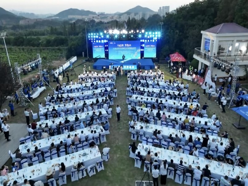 8月14日，2023第七届青岛华东国际干白节暨首届畅饮白花节活动在华东百利酒庄举行。此次活动由中国酒业协会葡萄酒分会、中国国际商会青岛商会等单位主办，华东公司及崂矿公司承办，除了蓬莱、宁夏产区国产干白品牌外，还吸引德国、智利等10多个国际品牌参会(1).jpg